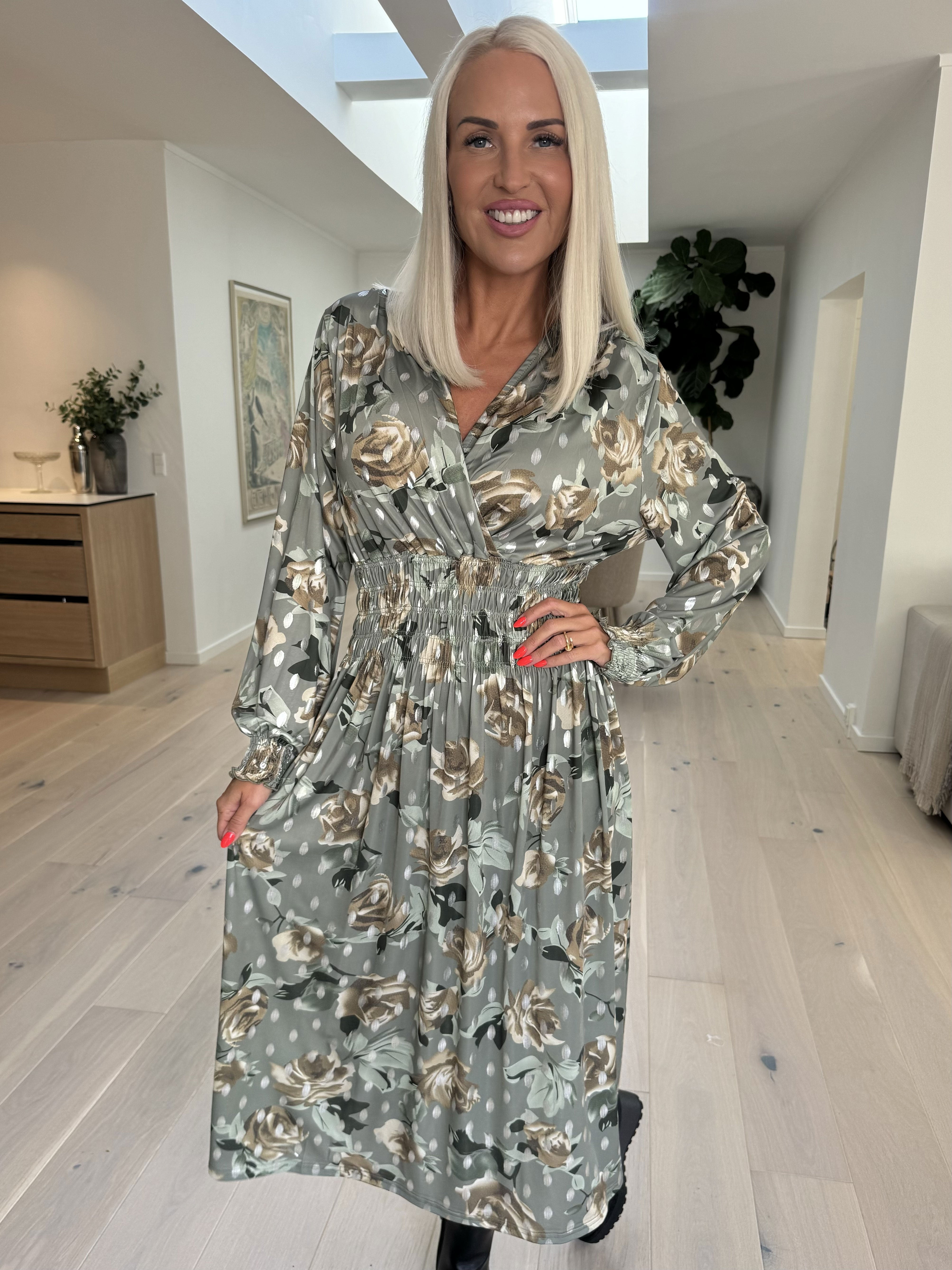 Pams Blossom Midi L/S - Elastisk klänning i skrynkelfritt tyg med silverprickar